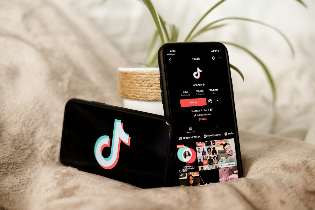 Dwa smartfony z otwartą aplikacją TikTok