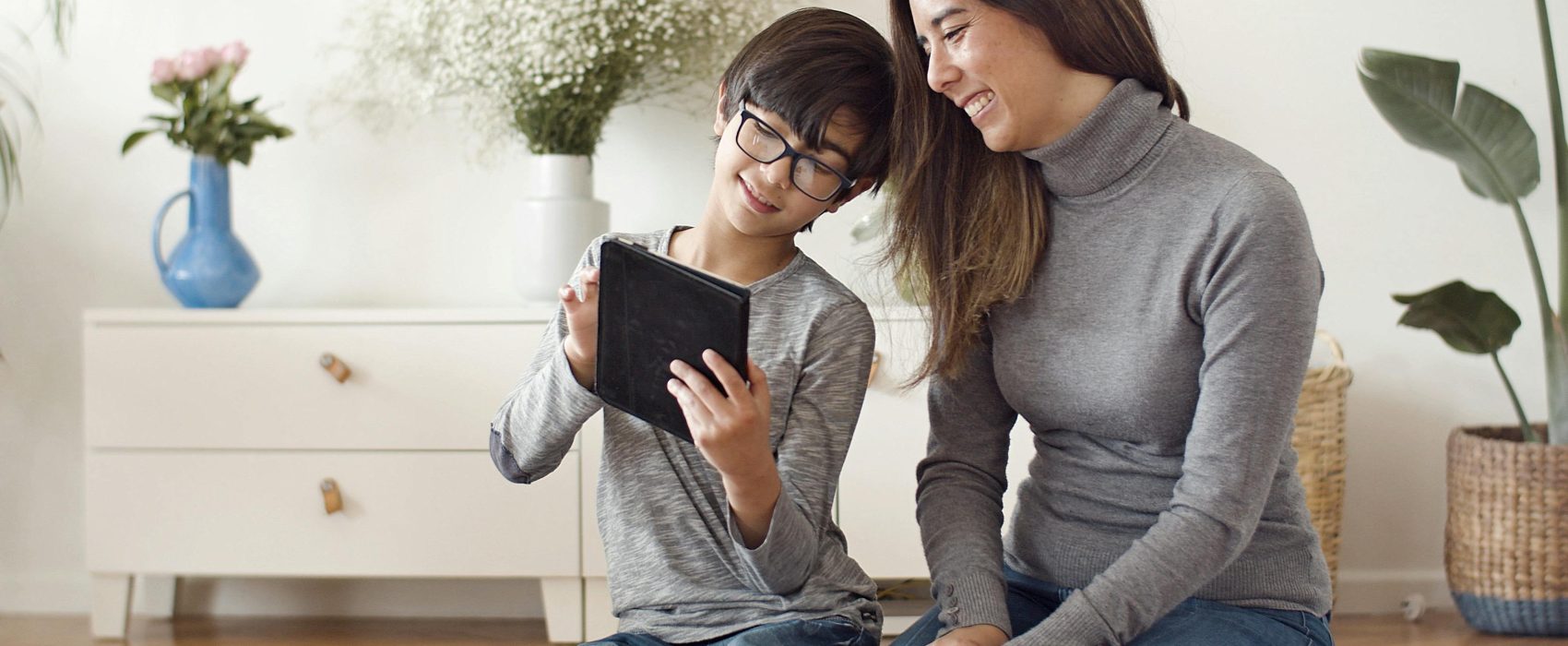 Mama z synem oglądają coś na tablecie