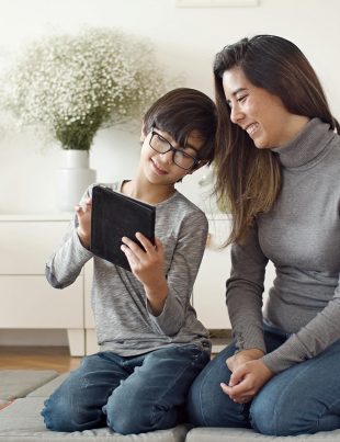 Mama z synem oglądają coś na tablecie