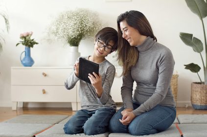 Mama z synem oglądają coś na tablecie