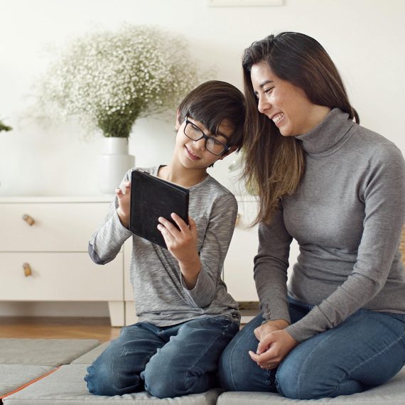 Mama z synem oglądają coś na tablecie