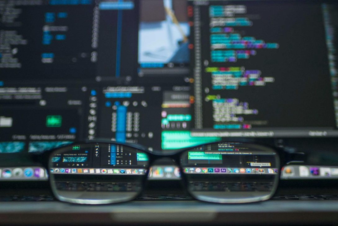 Monitor komputera z otwartym edytorem kodu