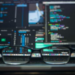 Monitor komputera z otwartym edytorem kodu