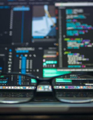 Monitor komputera z otwartym edytorem kodu