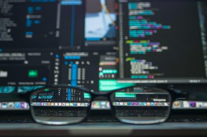 Monitor komputera z otwartym edytorem kodu