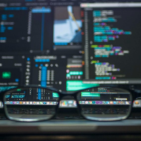 Monitor komputera z otwartym edytorem kodu