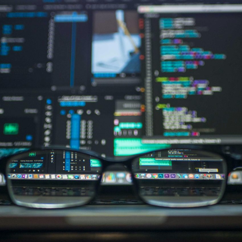 Monitor komputera z otwartym edytorem kodu