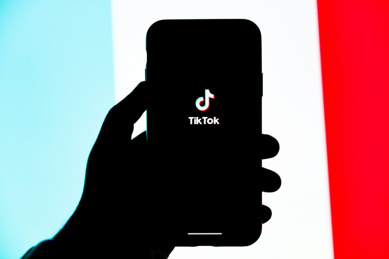 Aplikacja TikTok uruchamiana na telefonie