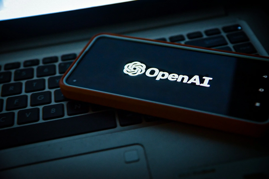 Logo OpenAI na ekranie smartfona